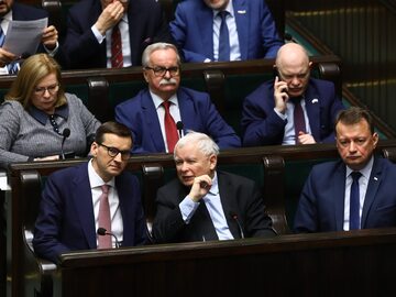 Premier Mateusz Morawiecki, prezes PiS Jarosław Kaczyński i szef MON Mariusz Błaszczak w Sejmie