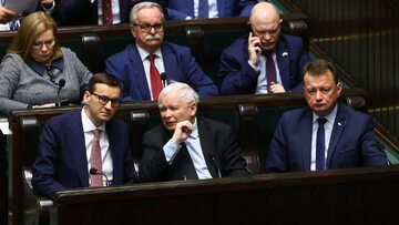 Premier Mateusz Morawiecki, prezes PiS Jarosław Kaczyński i szef MON Mariusz Błaszczak w Sejmie