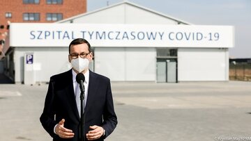 Premier Mateusz Morawiecki przed szpitalem tymczasowym we Wrocławiu