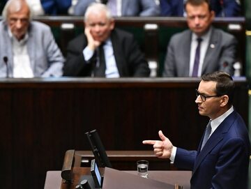 Premier Mateusz Morawiecki przemawia na sali obrad Sejmu w Warszawie.