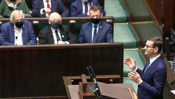 Premier Mateusz Morawiecki przemawia na sali obrad Sejmu