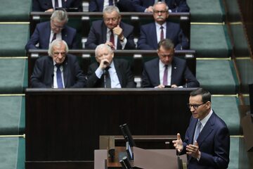 Premier Mateusz Morawiecki przemawia na sali sejmowej w Warszawie podczas posiedzenia inaugurującego X kadencję Sejmu