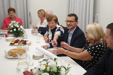 Premier Mateusz Morawiecki spotkał się z seniorami w Halinowie