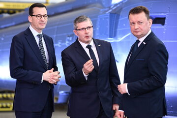 Premier Mateusz Morawiecki, szef MON Mariusz Błaszczak i prezes PZL Mielec Janusz Zakręcki
