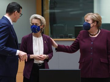 Premier Mateusz Morawiecki, szefowa Komisji Europejskiej Ursula von der Leyen i kanclerz Niemiec Angela Merkel