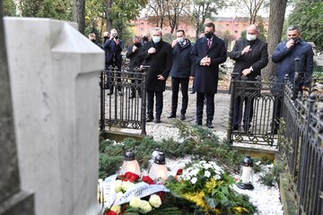 Premier Mateusz Morawiecki, wicepremier, minister kultury, dziedzictwa narodowego i sportu Piotr Gliński oraz poseł PiS Krzysztof Sobolewski podczas uroczystego złożenia kwiatów na grobie Marka Rosiaka w 10. rocznicę jego śmierci