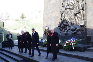 Premier Mateusz Morawiecki, wiceprezydent USA Mike Pence i premier Izraela Benjamin Netanjahu z małżonkami podczas uroczystości złożenia wieńców przed Pomnikiem Bohaterów Getta w Warszawie