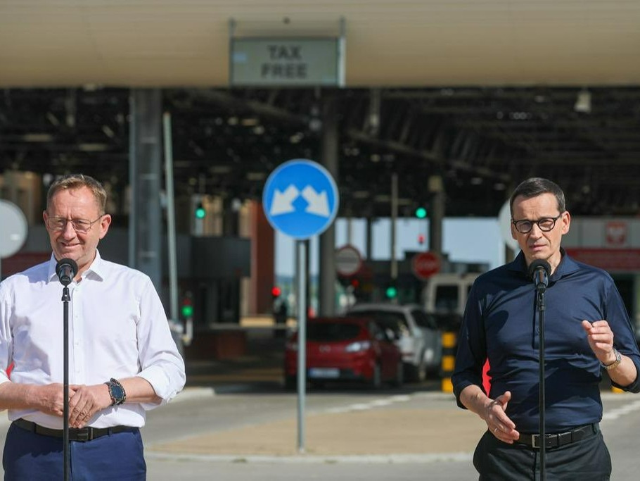 Minister rolnictwa i rozwoju wsi Robert Telus oraz premier Mateusz Morawiecki