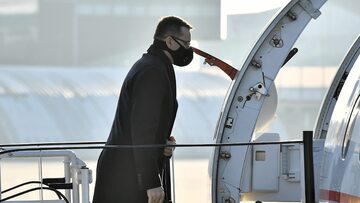 Premier Morawiecki na lotnisku. Zdjęcie ilustracyjne
