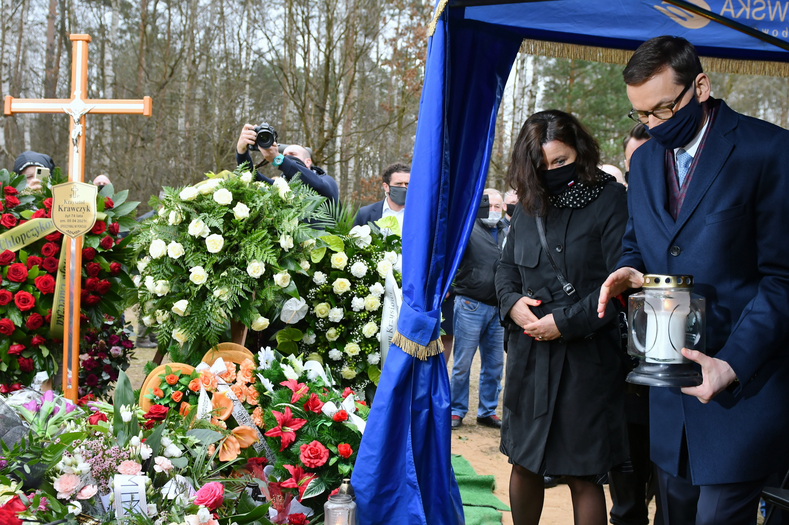 Premier Mateusz Morawiecki (P) z żoną Iwoną Morawiecką (2P) podczas uroczystości pogrzebowych Krzysztofa Krawczyka na cmentarzu w Grotnikach pod Łodzią