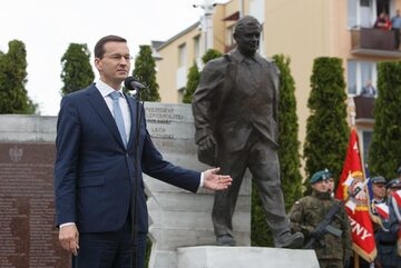 Premier Morawiecki podczas uroczystości odsłonięcia pomnika prezydenta Kaczyńskiego oraz ofiar katastrofy smoleńskiej