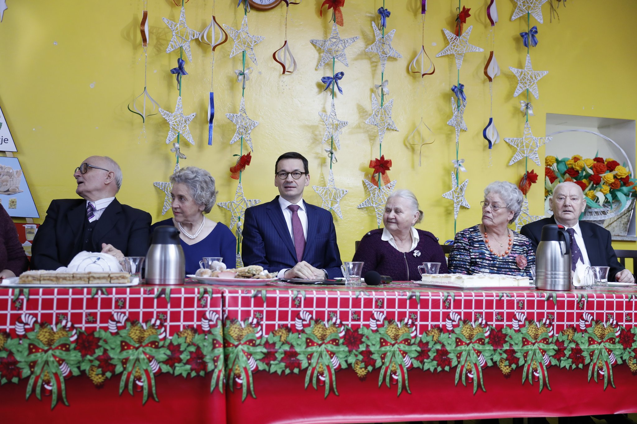 Premier Morawiecki podczas spotkania z seniorami w Ostrołęce