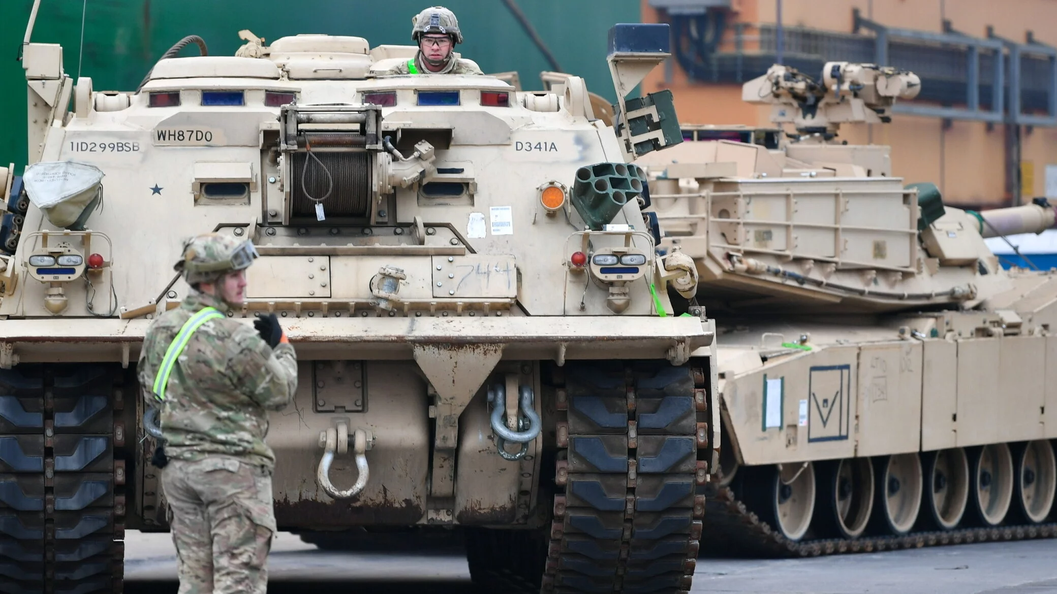 Rozładunek sprzętu armii amerykańskiej w porcie w Gdyni