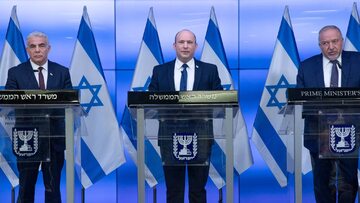 Premier Naftali Bennett i ministrowie Yair Lapid i Avigdor Liberman