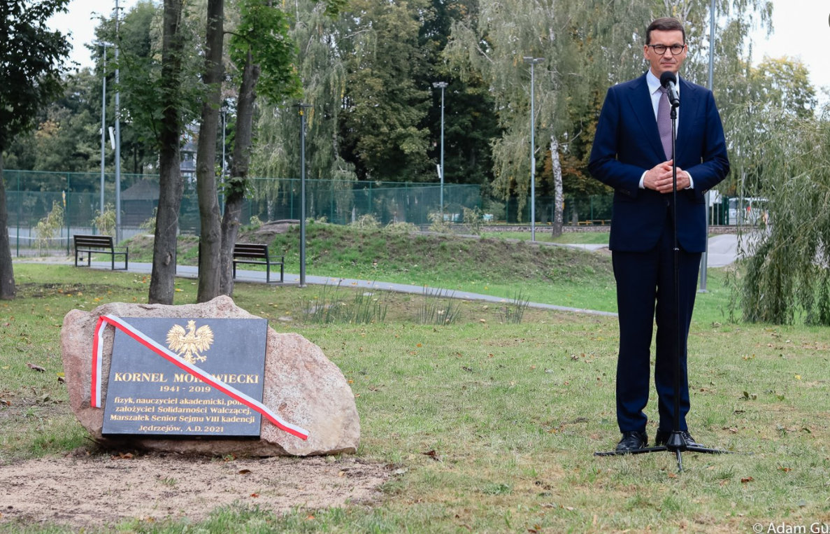 Premier Mateusz Morawiecki podczas uroczystości w Jędrzejowie