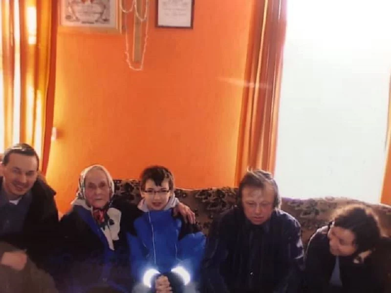 Mateusz Morawiecki z rodziną ks. Jerzego Popiełuszki