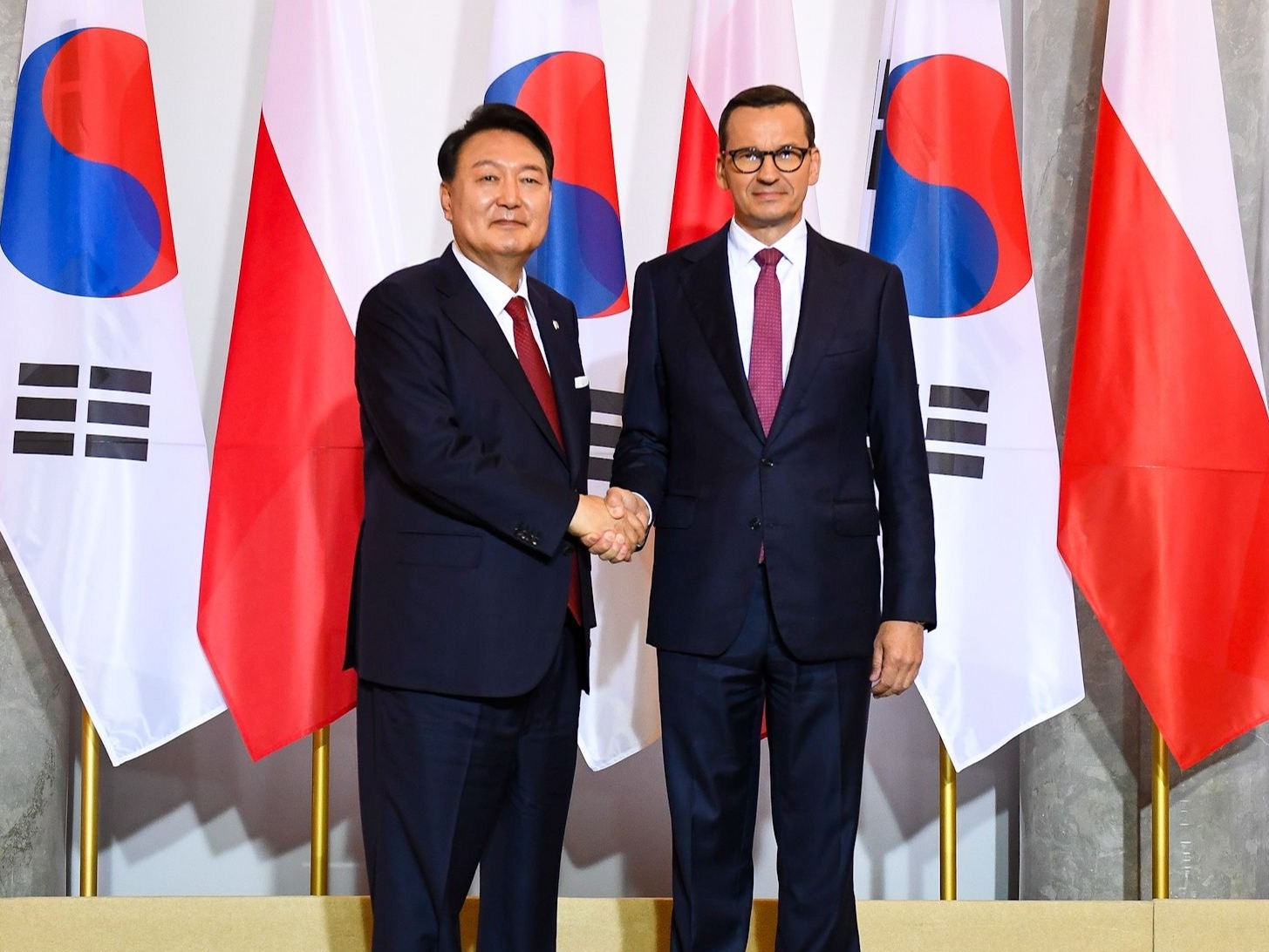 Prezydent Korei Południowej Yoon Suk-yeol i premier Mateusz Morawiecki