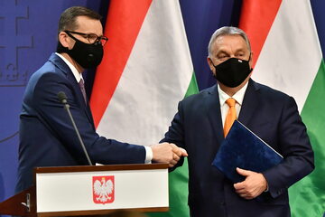 Premier Polski Mateusz Morawiecki i premier Węgier Viktor Orban podczas spotkania w Budapeszcie