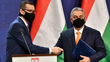 Premier Polski Mateusz Morawiecki i premier Węgier Viktor Orban podczas spotkania w Budapeszcie
