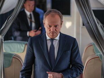 Premier RP Donald Tusk na pokładzie samolotu rządowego