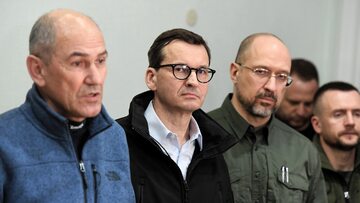 Premier RP Mateusz Morawiecki (2L), premier Słowenii Janez Jansza (L) i premier Ukrainy Denys Szmyhal (3L)
