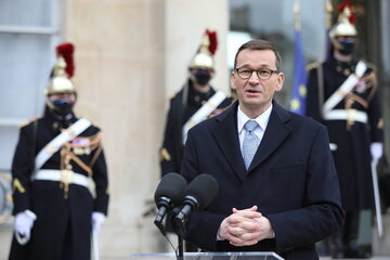 Premier RP Mateusz Morawiecki opodczas wspólnego oświadczenia z prezydentem Republiki Francuskiej Emmanuelem Macronem na dziedzińcu Pałacu Elizejskiego w Paryżu