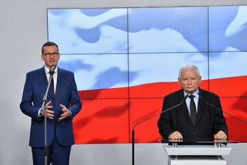 Premier RP Mateusz Morawiecki oraz prezes Prawa i Sprawiedliwości Jarosław Kaczyński podczas oświadczenia dla mediów dot. podpisania umowy koalicyjnej Zjednoczonej Prawicy