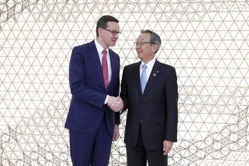 Premier RP Mateusz Morawiecki oraz wiceprezes Nippon Keidanren Kuniharu Nakamura w siedzibie Japońskiej Federacji Biznesu w Tokio,