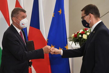 Premier RP Mateusz Morawiecki (P) i premier Czech Andrej Babisz (L).