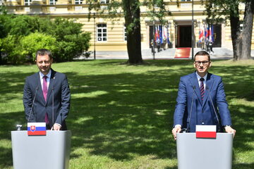 Premier RP Mateusz Morawiecki (P) i premier Słowacji Eduard Heger (L) na konferencji prasowej. Wizyta premiera Słowacji w Polsce.