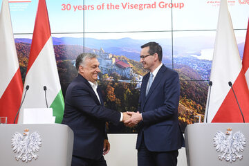 Premier RP Mateusz Morawiecki (P) i premier Węgier Viktor Orban (L) podczas konferencji prasowej w Brukseli.