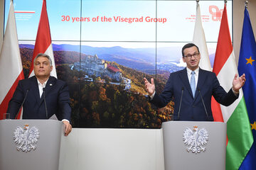 Premier RP Mateusz Morawiecki (P) i premier Węgier Viktor Orban (L) podczas konferencji prasowej w Brukseli.