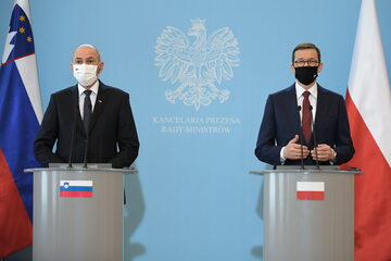 Premier RP Mateusz Morawiecki (P) oraz premier Słowenii Janez Jansa (L) podczas oświadczenia dla mediów w KPRM w Warszawie