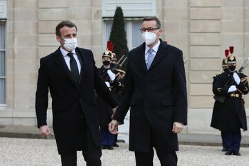 Premier RP Mateusz Morawiecki podczas oficjalnego przywitania przez prezydenta Republiki Francuskiej Emmanuela Macrona na dziedzińcu Pałacu Elizejskiego w Paryżu