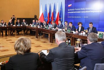 Premier RP Mateusz Morawiecki podczas spotkania dot. omówienia bieżącej sytuacji, związanej z zagrożeniem rozprzestrzeniania się koronawirusa.