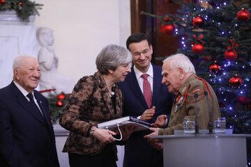 Premier RP Mateusz Morawiecki, premier Wielkiej Brytanii Theresa May oraz weteran II wojny światowej, żołnierz 2 Dywizji Strzelców Pieszych płk Włodzimierz Cieszkowski