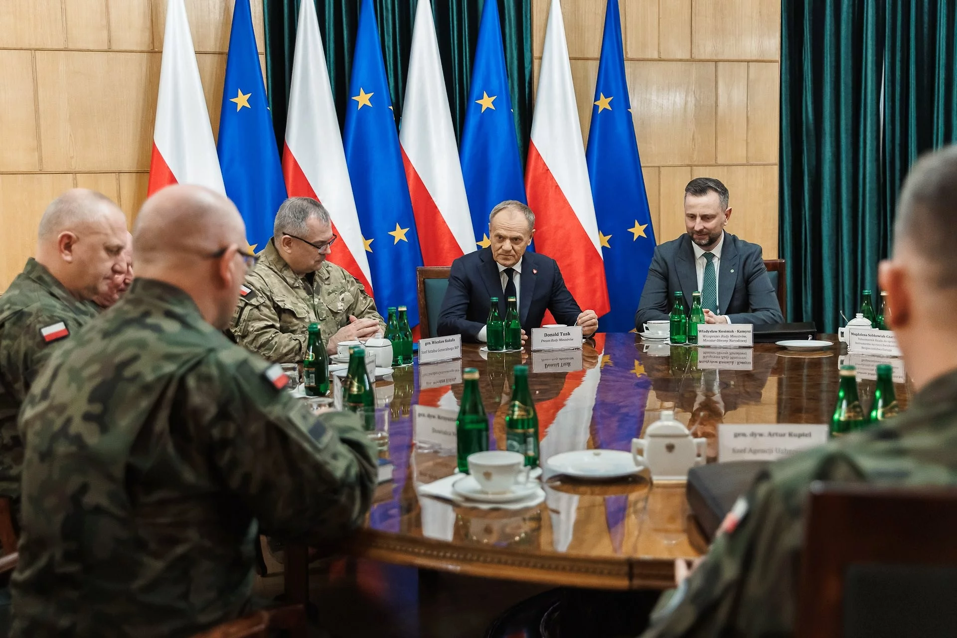Premier Donald Tusk na spotkaniu z generałami