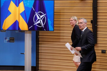 Premier Szwecji Magdalena Andersson i sekretarz generalny NATO Jens Stoltenberg.