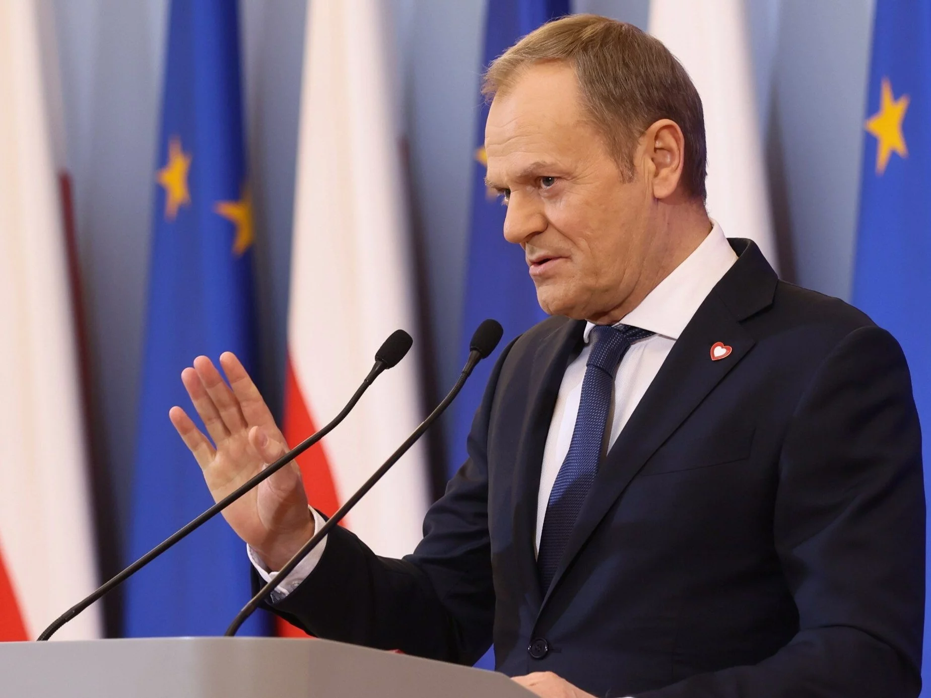 Premier Donald Tusk podczas konferencji prasowej w KPRM