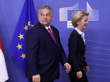 Premier Węgier Vicotr Orban i przewodnicząca Komisji Europejskiej Ursula von der Leyen.
