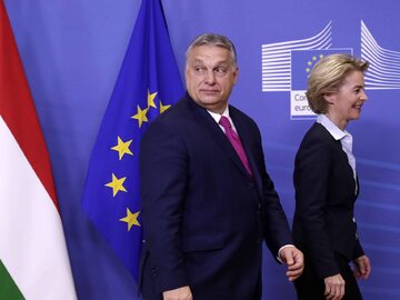 Premier Węgier Viktor Orban i przewodnicząca Komisji Europejskiej Ursula von der Leyen