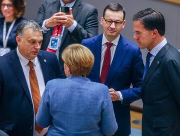 Premier Węgier Viktor Orbán, kanclerz Niemiec Angela Merkel, premier Mateusz Morawiecki i premier Holandii Mark Rutte