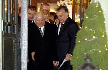 Premier Węgier Viktor Orban (P) i prezes PiS Jarosław Kaczyński (L)