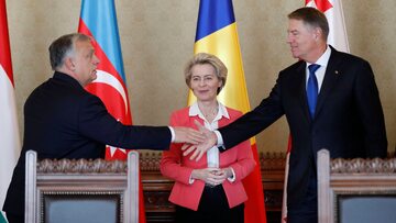 Premier Węgier Viktor Orban, szefowa KE Ursula von der Leyen i prezydent Rumunii Klaus Iohannis