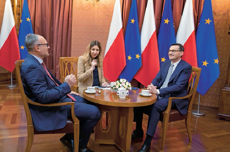 Premier Mateusz Morawiecki, red. naczelny "Do Rzeczy" Paweł Lisicki i Kamila Baranowska