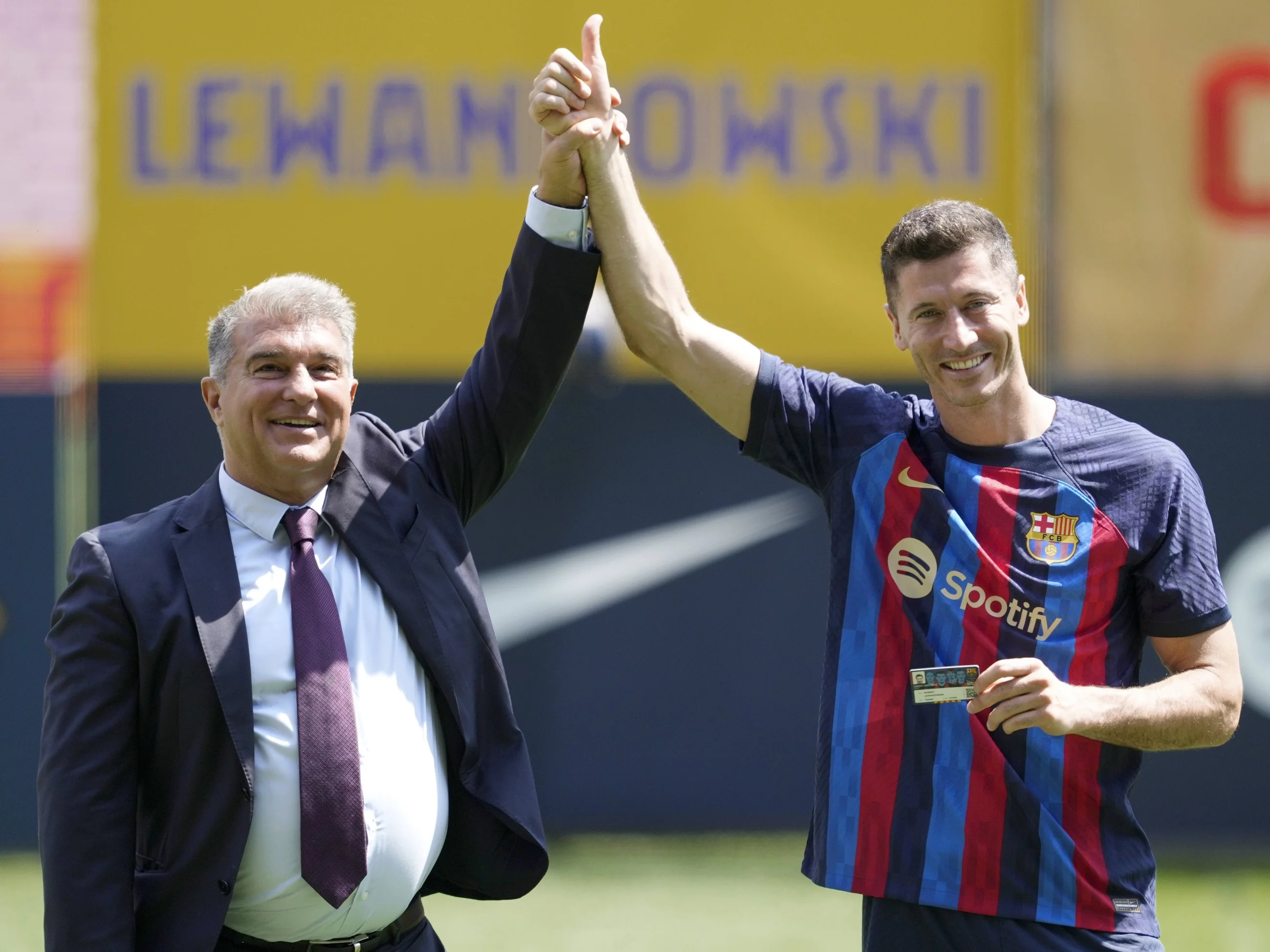 Prezydent FC Barcelony Joan Laporta (L) i Robert Lewandowski (P)