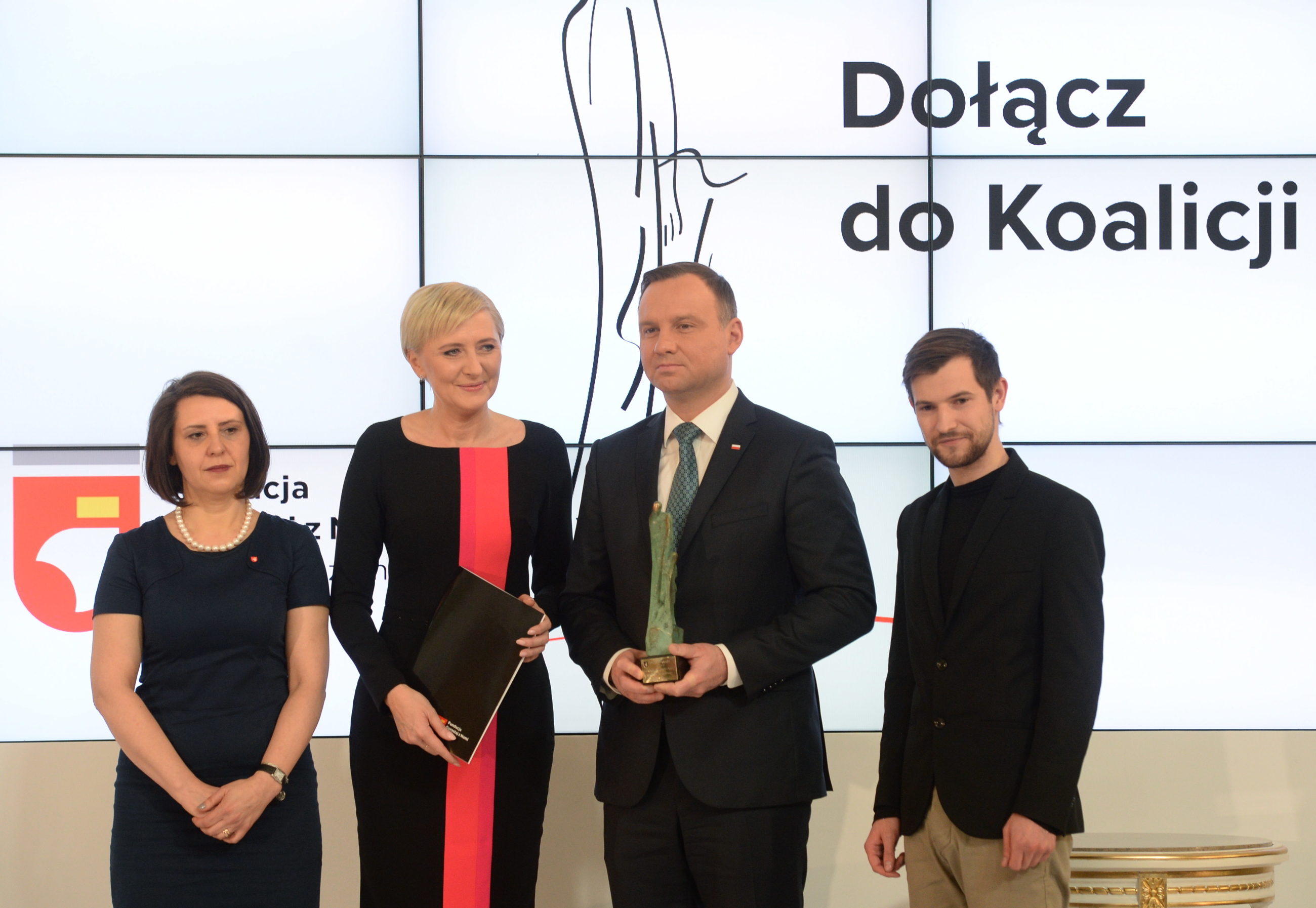 Szefowa Fundacji Dorastaj z Nami Magdalena Pawlak (L), prezydent Andrzej Duda (2P) z małżonką Agatą Kornhauser-Dudą (2L) i Łukasz Krupski (P)