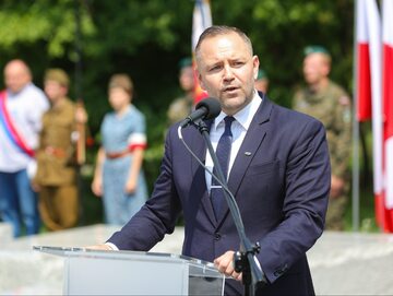 Prezes IPN Karol Nawrocki podczas uroczystości przy stołecznym Pomniku Ofiar Ludobójstwa dokonanego przez nacjonalistów ukraińskich na obywatelach II RP