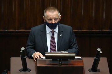 Prezes NIK Marian Banaś na sali obrad Sejmu w Warszawie