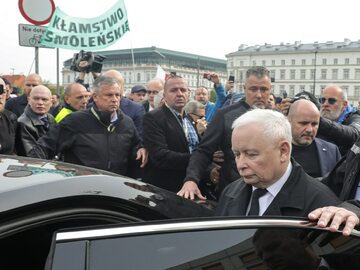 Prezes PiS Jarosław Kaczyński (C) podczas uroczystości na pl. Piłsudskiego w Warszawie